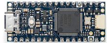 Arduino Nano R4 udviklingskort med stiftlister, mikro-USB-port til venstre, central IC og synlige komponenter.