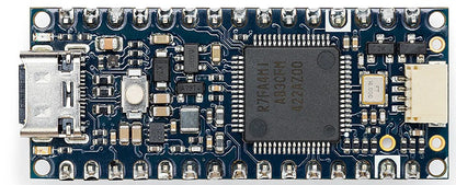 Arduino Nano R4 udviklingskort med stiftlister, mikro-USB-port til venstre, central IC og synlige komponenter.