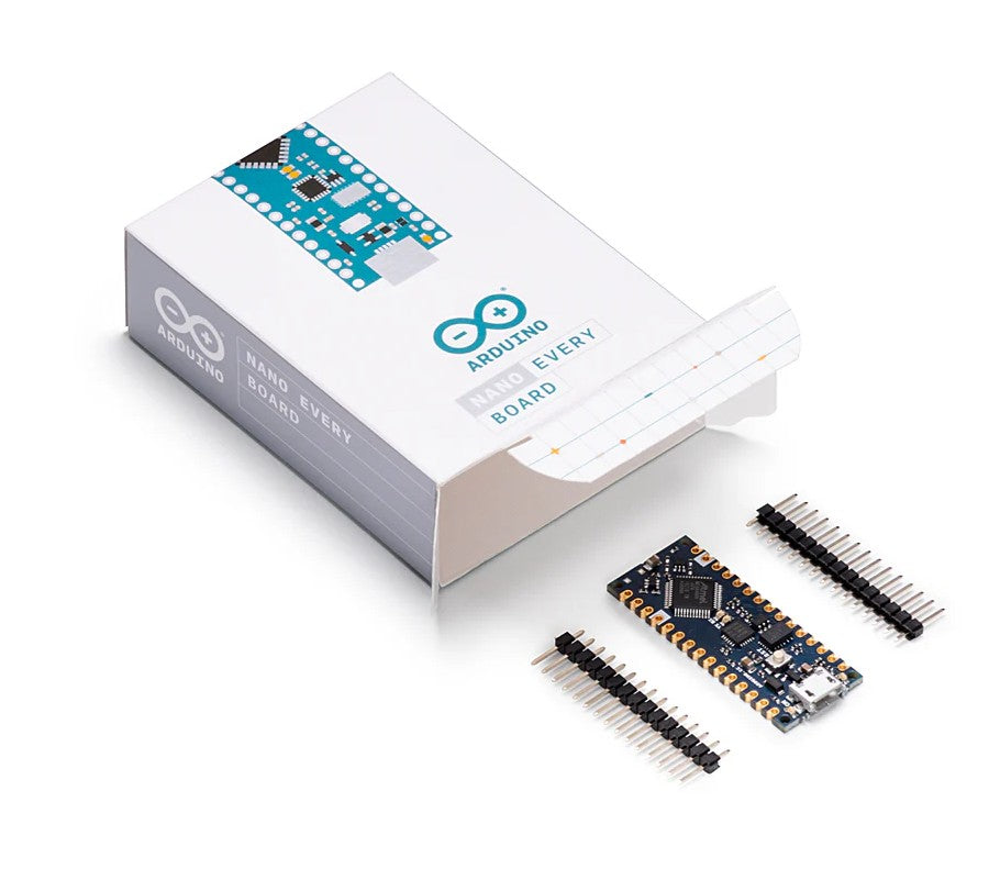 Arduino Nano Every udviklingskort uden stiftlister ved siden af åben emballage og to sæt pin-headers.