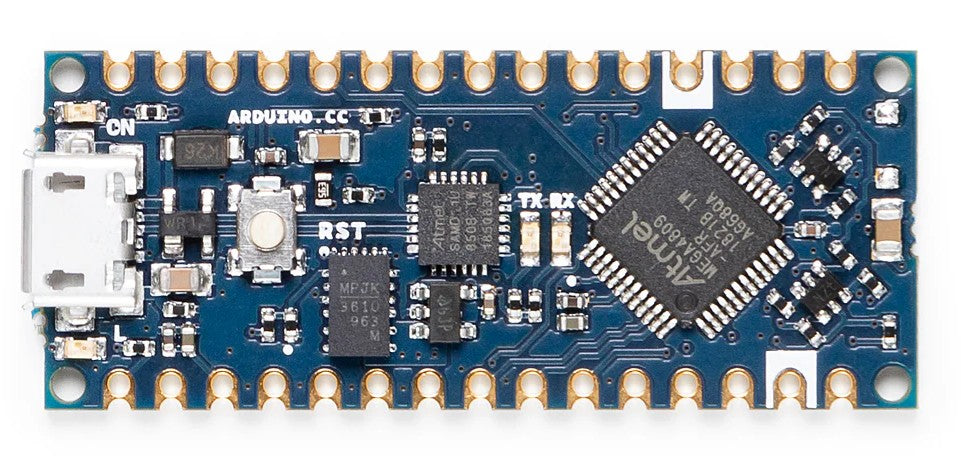 Arduino Nano Every udviklingskort blå, ATMega4809-chip, USB-miniport til venstre, synlige komponenter og pin-huller med labels.