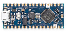 Arduino Nano Every udviklingskort blå, ATMega4809-chip, USB-miniport til venstre, synlige komponenter og pin-huller med labels.