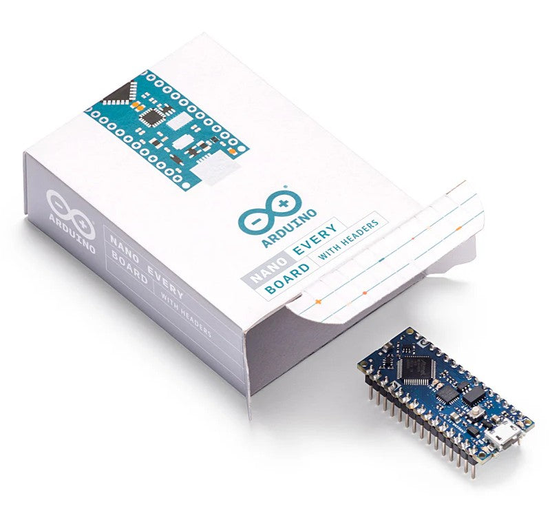 Arduino Nano Every med stiftlister microcontroller ved siden af æske med printbilledet og Arduino-logo.