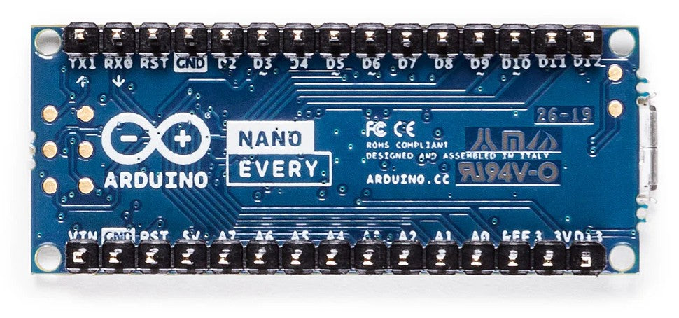 Arduino Nano Every med stiftlister sat ovenfra på blå board, synlige navngivne pins, komponenter og Arduino-logo.
