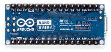 Arduino Nano Every med stiftlister sat ovenfra på blå board, synlige navngivne pins, komponenter og Arduino-logo.