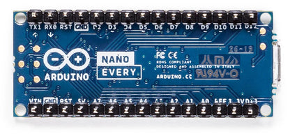 Arduino Nano Every med stiftlister sat ovenfra på blå board, synlige navngivne pins, komponenter og Arduino-logo.