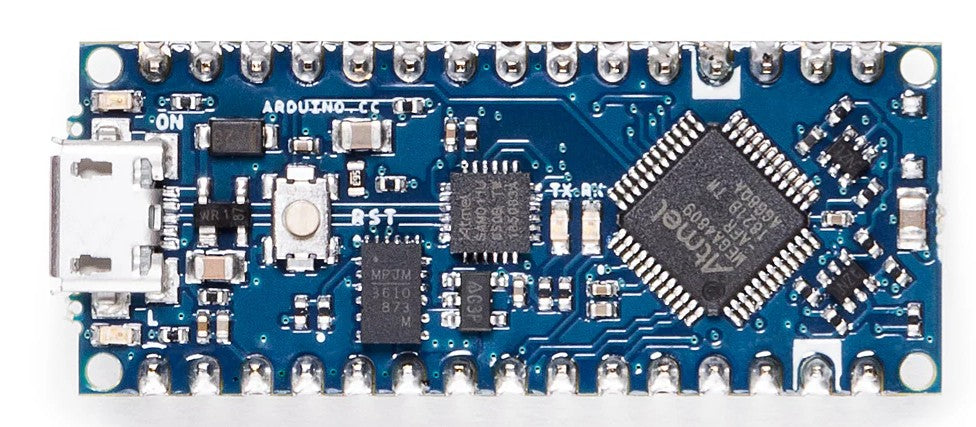 Arduino Nano Every med stiftlister, blå printplade, mærkede pin-headers, USB Mini-B port, flere komponenter.