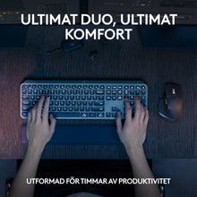 Logitech MX Keys S Combo – trådløst tastatur og mus i grafitfarve med håndledsstøtte på træbord.