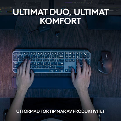 Logitech MX Keys S Combo – trådløst tastatur og mus i grafitfarve med håndledsstøtte på træbord.
