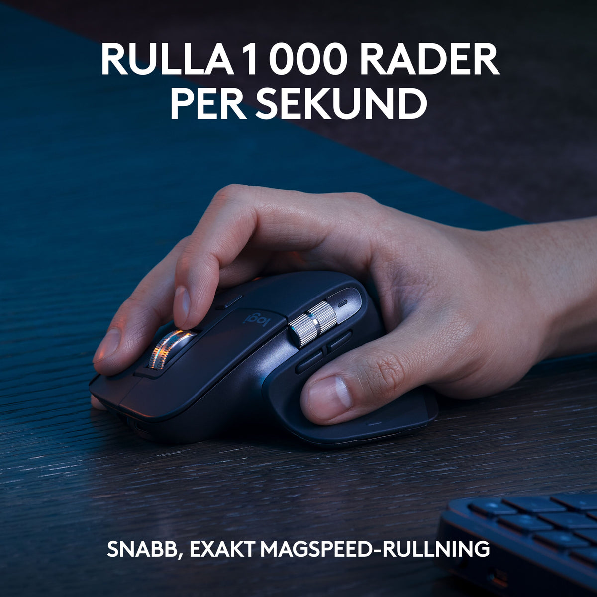 Logitech MX Keys S Combo-mus i grafitfarve med metallisk rullehjul på et træbord og tekst om MagSpeed-rulning.
