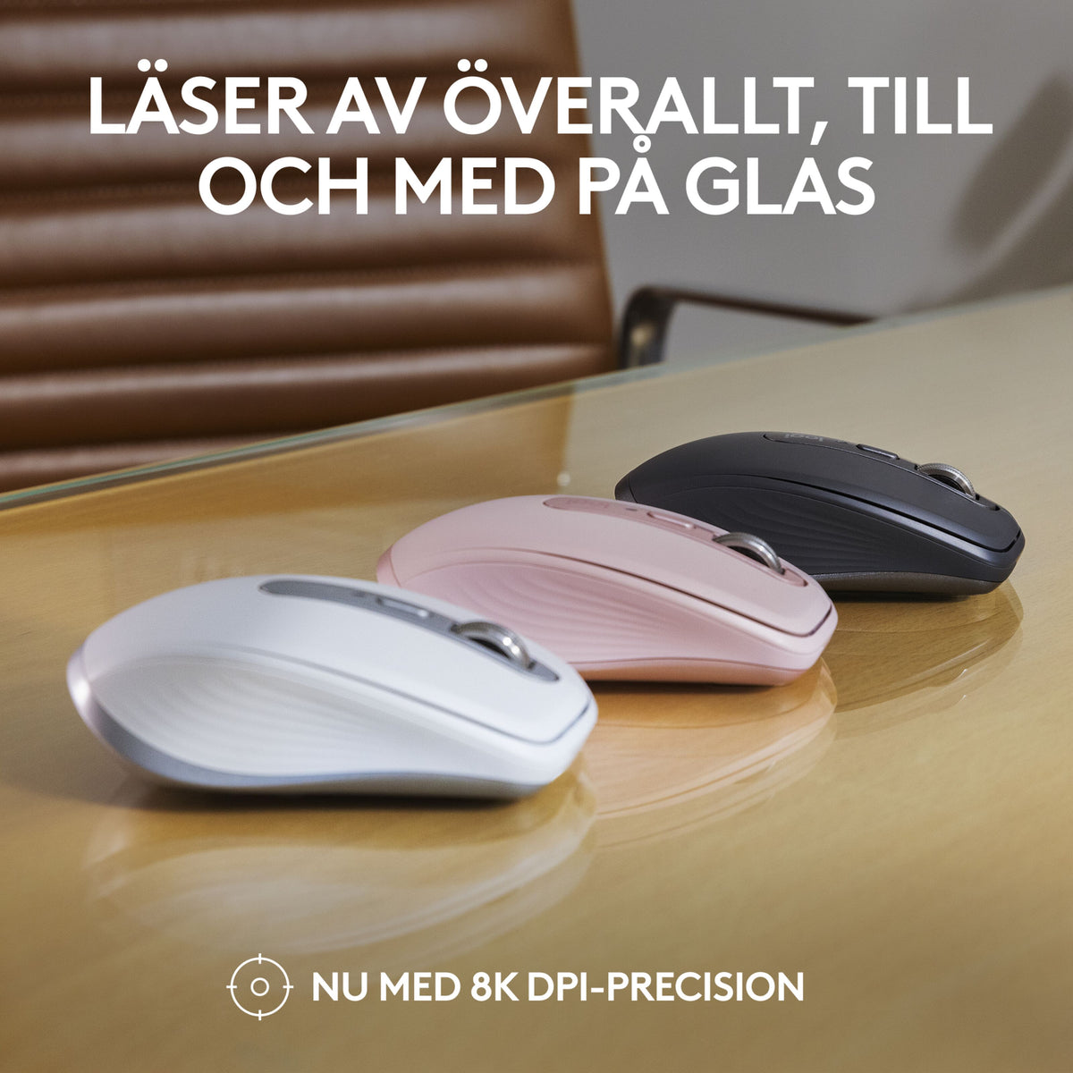 Logitech MX Anywhere 3S trådløs mus i hvid, lyserød og grafit, placeret på et glasbord.