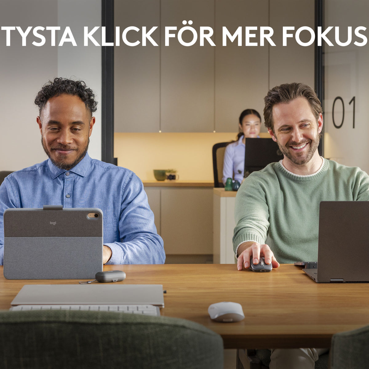 Logitech MX Anywhere 3S trådløs mus i grafit på et skrivebord ved siden af en bærbar computer med teksten STILLE KLIK FOR MERE FOKUS.
