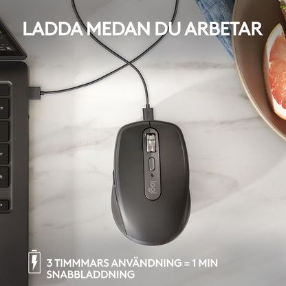 Logitech MX Anywhere 3S trådløs mus i farven Graphite, tilsluttet bærbar computer med opladerkabel og svensk tekst.