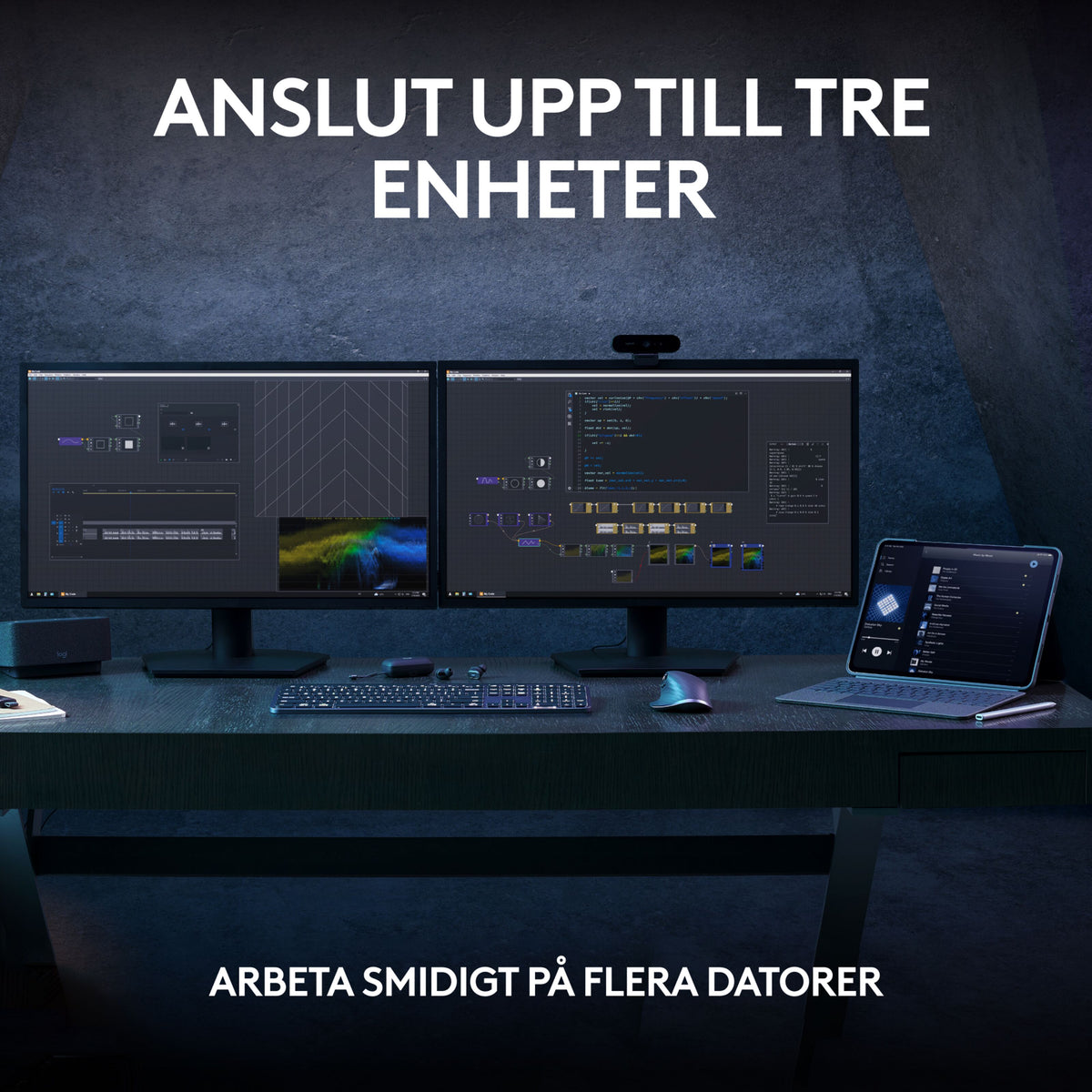 Logitech MX Keys S trådløst tastatur i Pale Grey og mus på et skrivebord med to skærme, en tablet og svensk tekst.