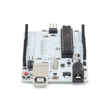 Arduino Uno Rev. 3 kompatibelt udviklingskort, hvidt, USB Type-B, sorte pin-headers, ATmega328-chip, strømstik, frontvinkel.