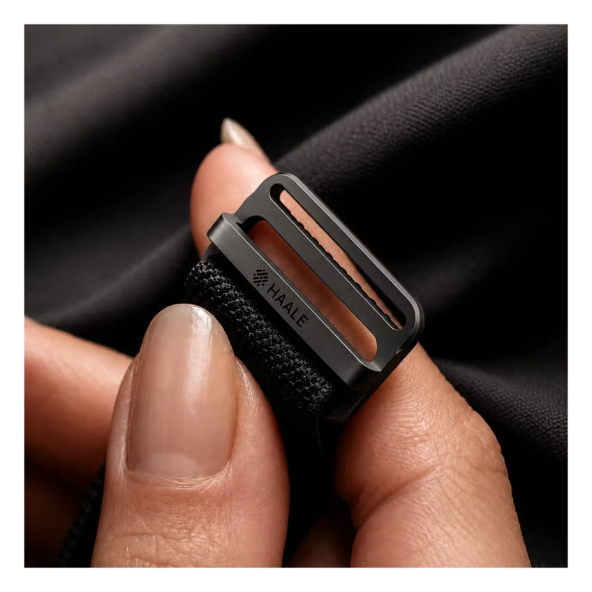 HAALE Smart Band sundhedsarmbånd uden skærm Sort/Sort, sort stofrem med metalspænde med indgraveringen »HAALE«, til HAALE Health-appen.