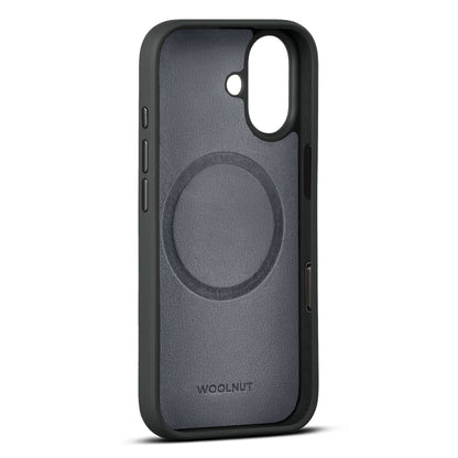 WOOLNUT læderetui til iPhone 17 sort med MagSafe-symbol, synlige sideknapper, kameraklip og Woolnut-logo nederst.