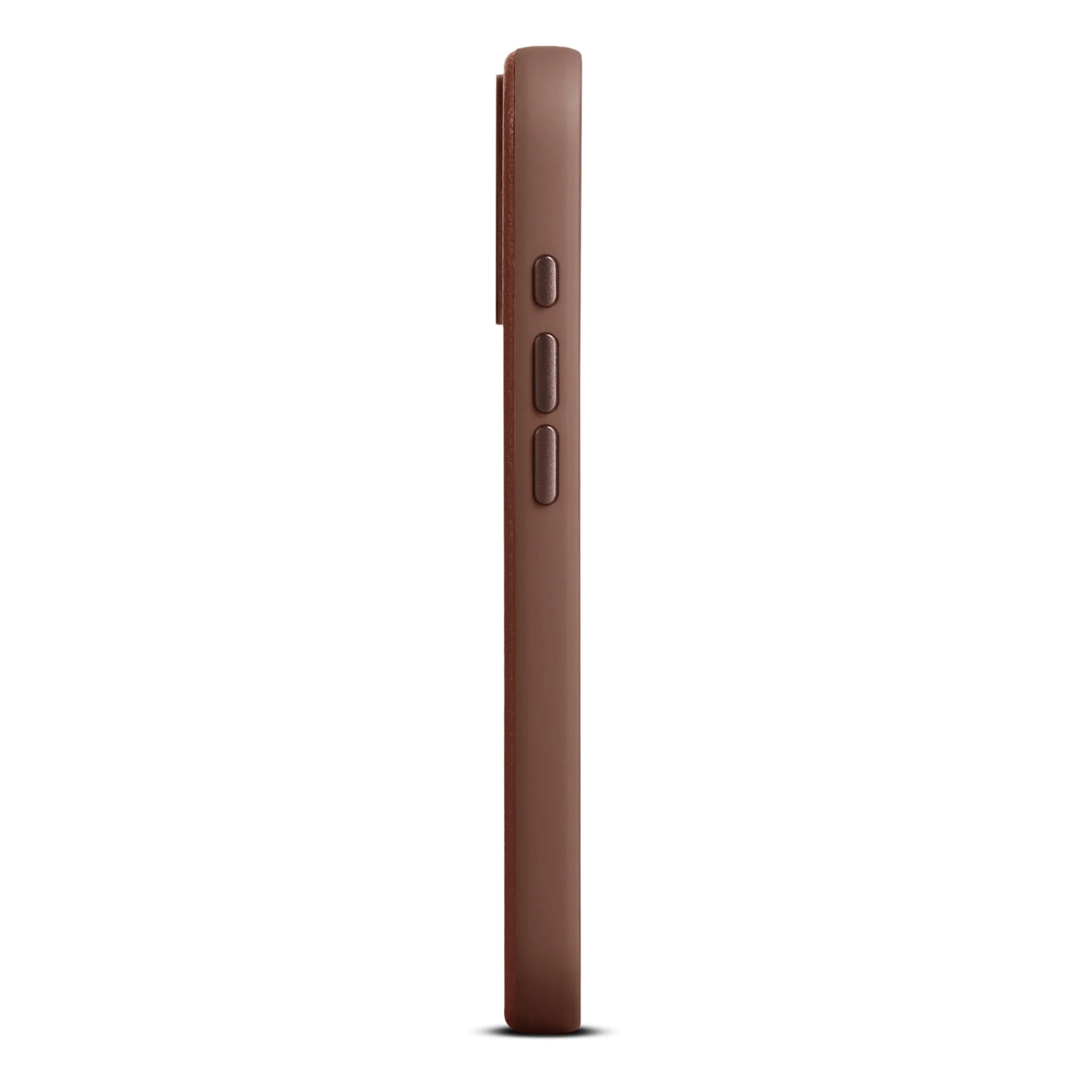 WOOLNUT læderetui til iPhone 17 Cognac, side, viser volumen- og tænd/sluk-knapper, MagSafe og let synligt kamerabump.