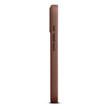 WOOLNUT læderetui til iPhone 17 Cognac, side, viser volumen- og tænd/sluk-knapper, MagSafe og let synligt kamerabump.
