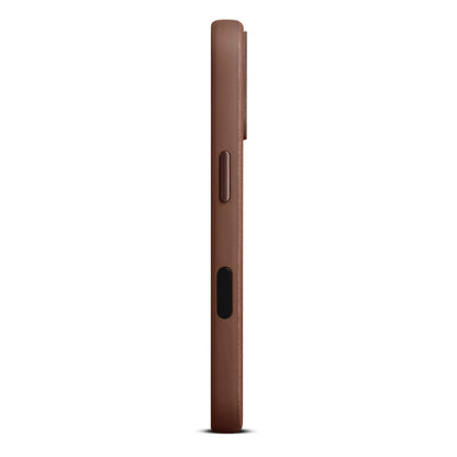 WOOLNUT læderetui til iPhone 17 Cognac, side, MagSafe, skandinavisk læder, synlige knapcovers og kameraudspring.