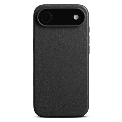 WOOLNUT læderetui til iPhone Air sort tekstureret læder, bred kameraudskæring, præget logo, MagSafe kompatibel.