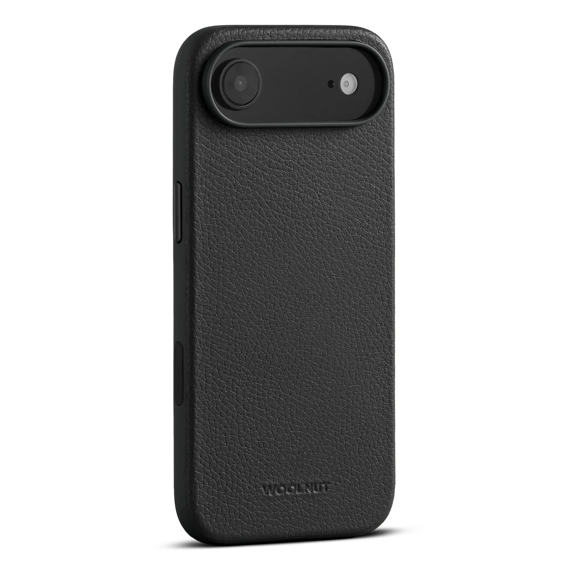 WOOLNUT læderetui til iPhone Air Sort med prægede logo, tekstureret overflade, kamera- og flashudskæringer, MagSafe kompatibel.