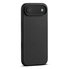 WOOLNUT læderetui til iPhone Air Sort med prægede logo, tekstureret overflade, kamera- og flashudskæringer, MagSafe kompatibel.
