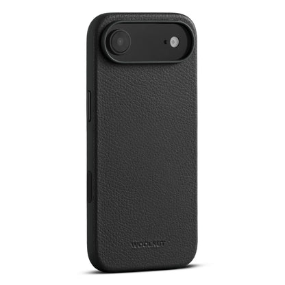 WOOLNUT læderetui til iPhone Air Sort med prægede logo, tekstureret overflade, kamera- og flashudskæringer, MagSafe kompatibel.