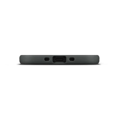 IPhone Air i WOOLNUT læderetui Sort, bund med USB-C port og to små åbninger til højttaler/mikrofon.