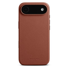 WOOLNUT læderetui til iPhone Air cognacbrun, tekstureret overflade, MagSafe-kompatibel, præcise udskæringer, logo nederst.