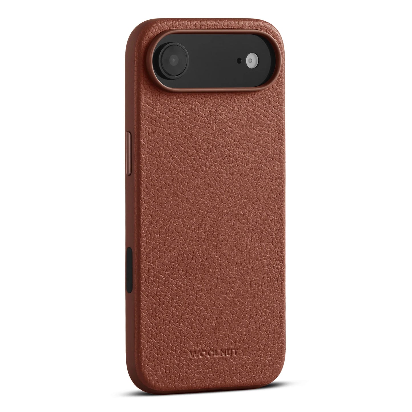 WOOLNUT læderetui iPhone Air cognac, tekstureret læder, udskæringer til kamera/knapper, WOOLNUT-logo ved bund, MagSafe.