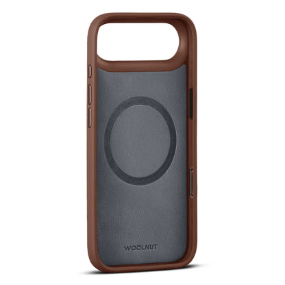 WOOLNUT læderetui til iPhone Air Cognac, MagSafe-kompatibel, cirkeldetalje, Woolnut-logo nederst, åbninger til knapper og kamera.