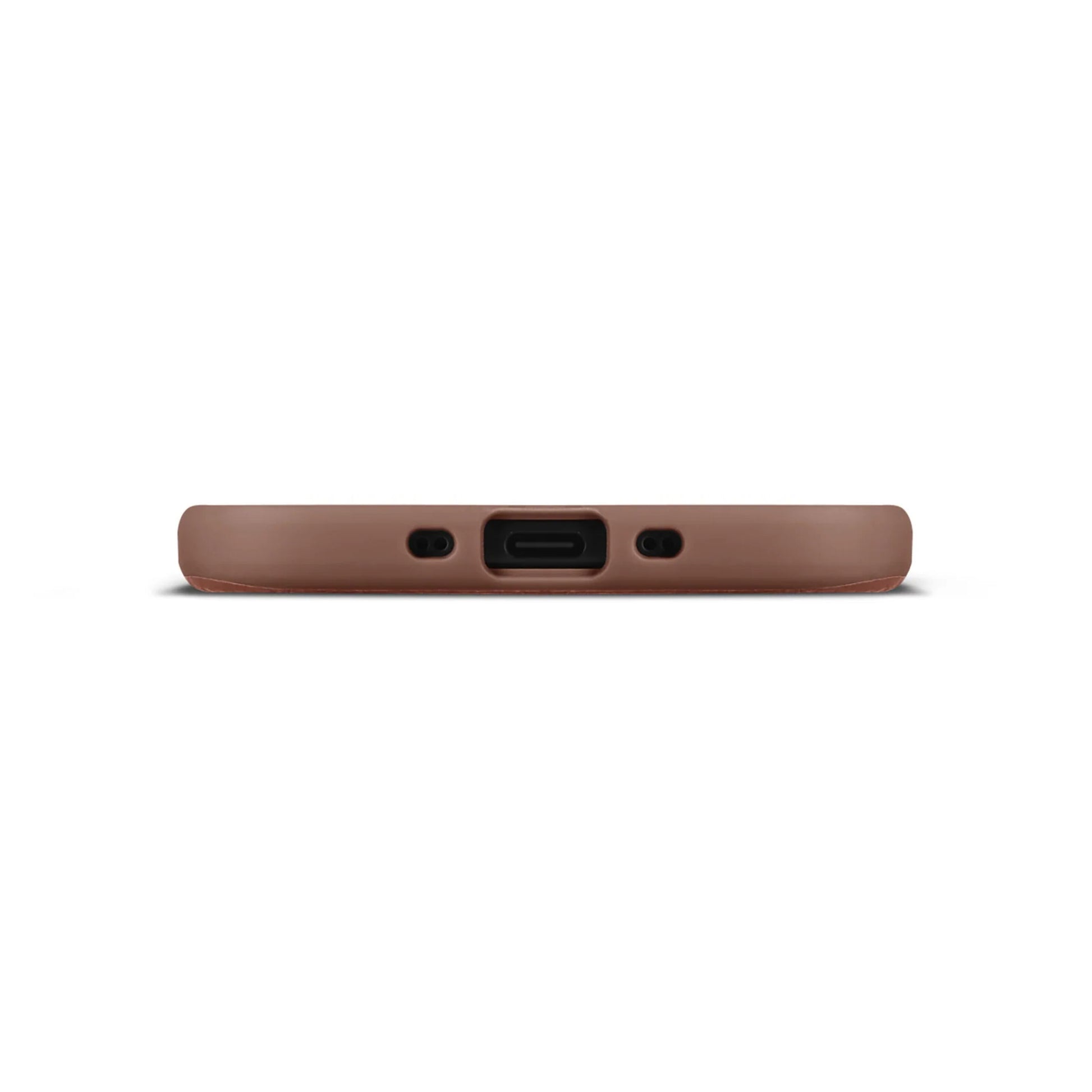 WOOLNUT læderetui til iPhone Air Cognac, close-up af bund med opladningsport, højttalergrill, MagSafe kompatibel.