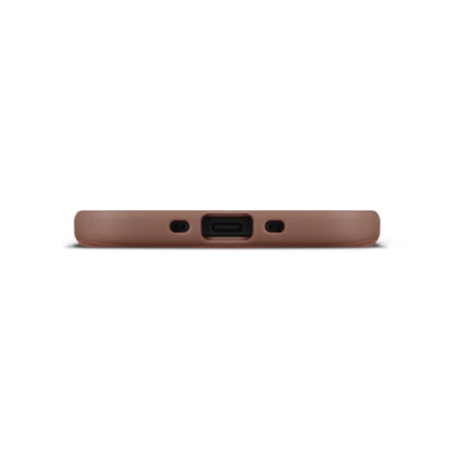 WOOLNUT læderetui til iPhone Air Cognac, close-up af bund med opladningsport, højttalergrill, MagSafe kompatibel.