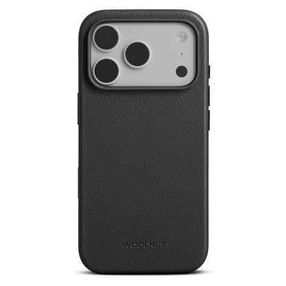 WOOLNUT læderetui til iPhone 17 Pro sort tekstureret læder plads til tre bagkameraer og flash MagSafe "WOOLNUT" præget nederst.