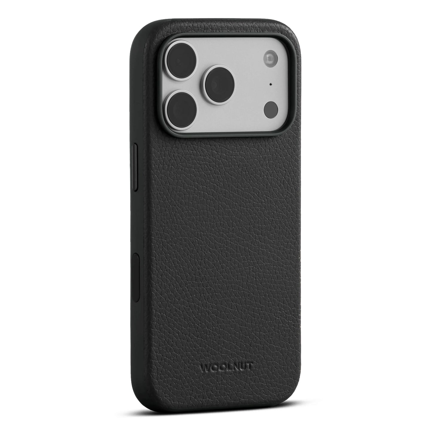 WOOLNUT læderetui iPhone 17 Pro sort med struktur, plads til tre kameraer og flash, MagSafe, logo præget nær bunden.