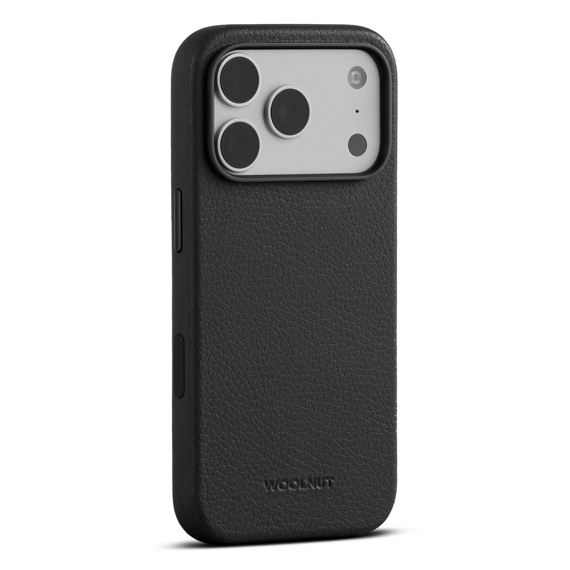 WOOLNUT læderetui iPhone 17 Pro sort med struktur, plads til tre kameraer og flash, MagSafe, logo præget nær bunden.