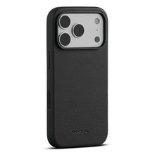 WOOLNUT læderetui iPhone 17 Pro sort med struktur, plads til tre kameraer og flash, MagSafe, logo præget nær bunden.