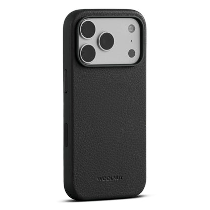 WOOLNUT læderetui iPhone 17 Pro sort med struktur, plads til tre kameraer og flash, MagSafe, logo præget nær bunden.