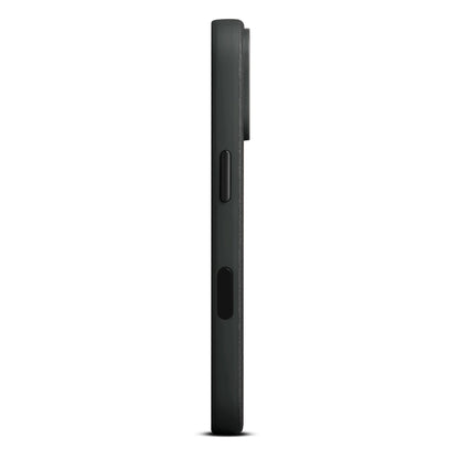 Side fra WOOLNUT læderetui til iPhone 17 Pro Sort, sort finish, MagSafe, to knapper og let hævet kameramodul.