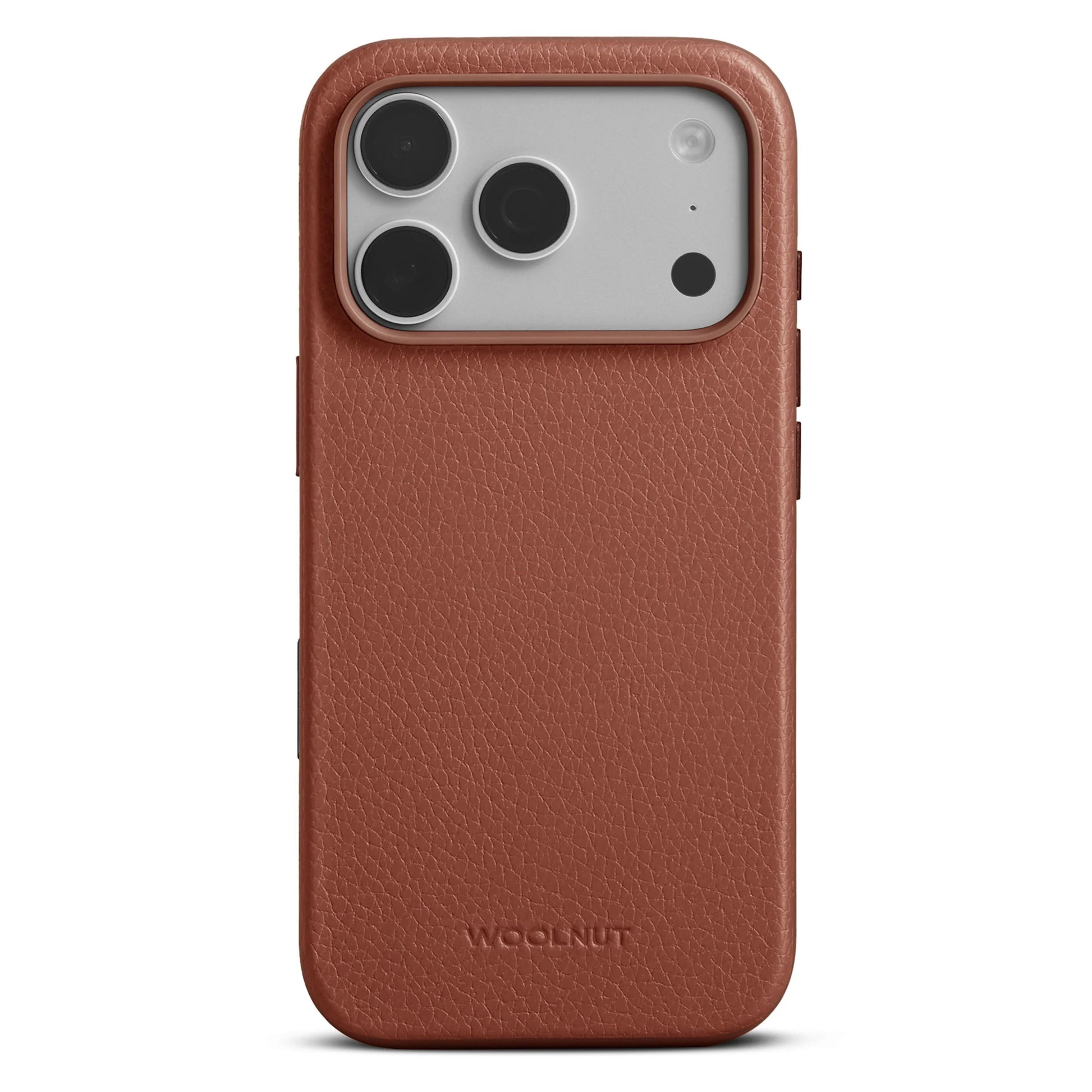 WOOLNUT læderetui til iPhone 17 Pro Cognac, MagSafe-kompatibel, udskæring til tre kameralinser og flash, præget logo.