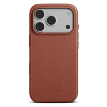 WOOLNUT læderetui til iPhone 17 Pro Cognac, MagSafe-kompatibel, udskæring til tre kameralinser og flash, præget logo.