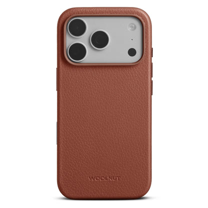 WOOLNUT læderetui til iPhone 17 Pro Cognac, MagSafe-kompatibel, udskæring til tre kameralinser og flash, præget logo.