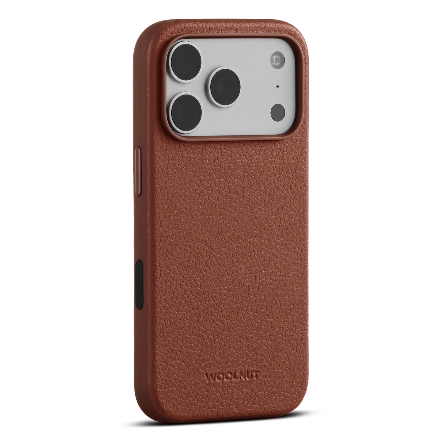 WOOLNUT læderetui iPhone 17 Pro Cognac, tekstureret brun læder, passer til 3 kameraer + blitz, MagSafe, logo nederst.