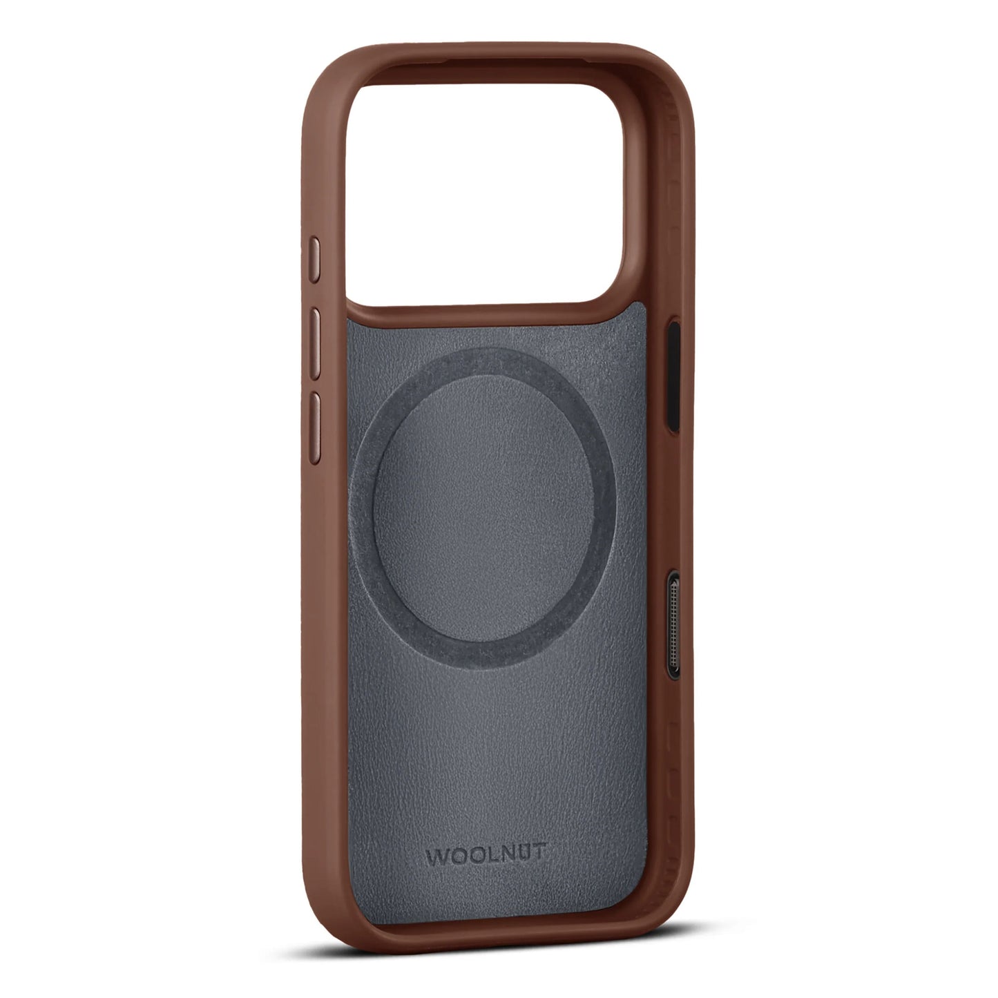 WOOLNUT læderetui til iPhone 17 Pro Cognac med MagSafe-kompatibel ring, set bagfra i vinkel.