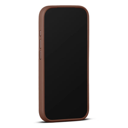 WOOLNUT læderetui iPhone 17 Pro Cognac, slankt brunt cover med sideknap-udskæringer, sort forside, MagSafe-kompatibel.
