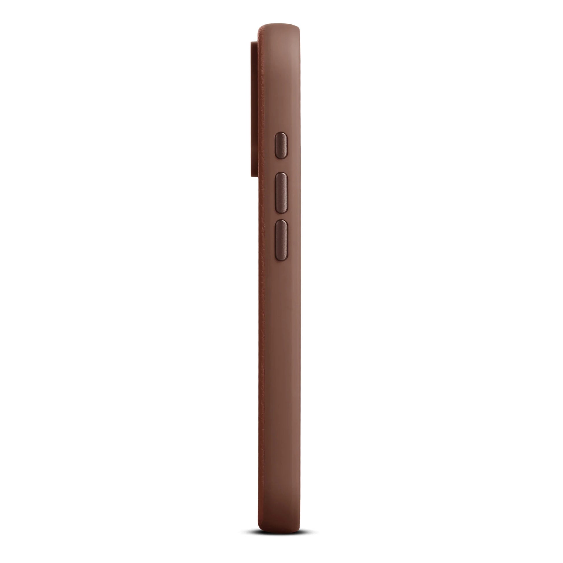 WOOLNUT læderetui til iPhone 17 Pro Cognac set fra siden med tre knapper, hævet kameraområde og MagSafe-kompatibilitet.