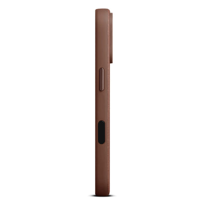 WOOLNUT læderetui til iPhone 17 Pro Cognac, side, knapper til højre, synligt kamera og fuld MagSafe kompatibilitet.