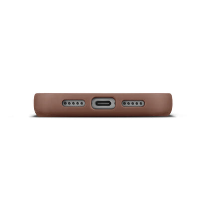 WOOLNUT læderetui iPhone 17 Pro Cognac, bundt med udskæringer til opladningsport, højttaler, mikrofon, MagSafe kompatibel.