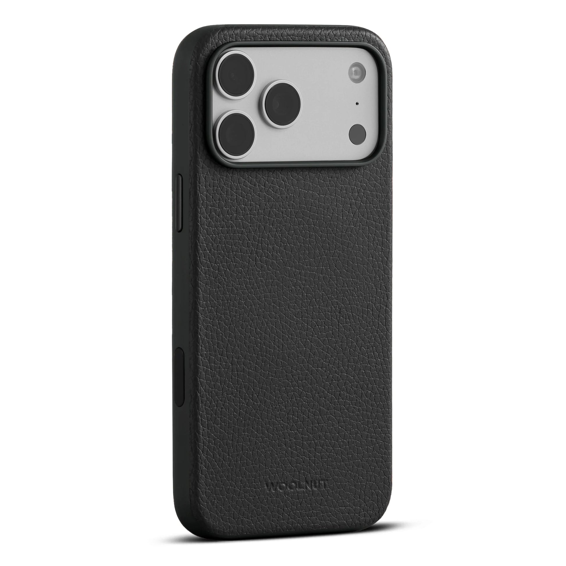 WOOLNUT læderetui til iPhone 17 Pro Max sort med udskæringer til tre kameraer, MagSafe-kompatibel, Woolnut-præg nederst.