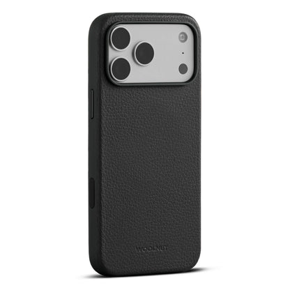 WOOLNUT læderetui til iPhone 17 Pro Max sort med udskæringer til tre kameraer, MagSafe-kompatibel, Woolnut-præg nederst.
